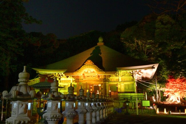 飯山観音長谷寺のライトアップの写真