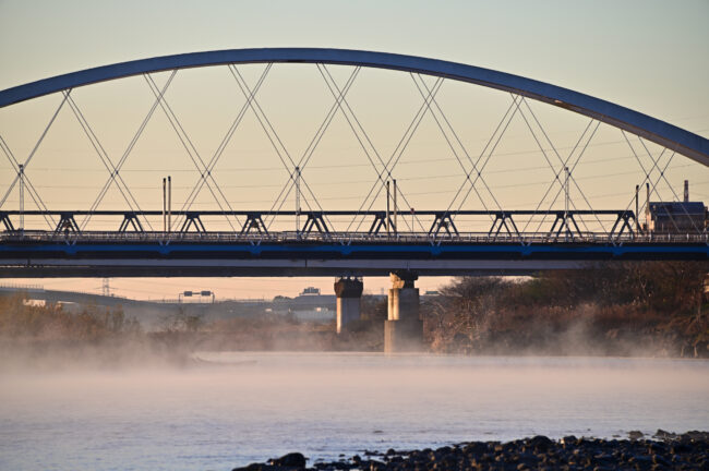 川霧の相模川とあゆみ橋の写真