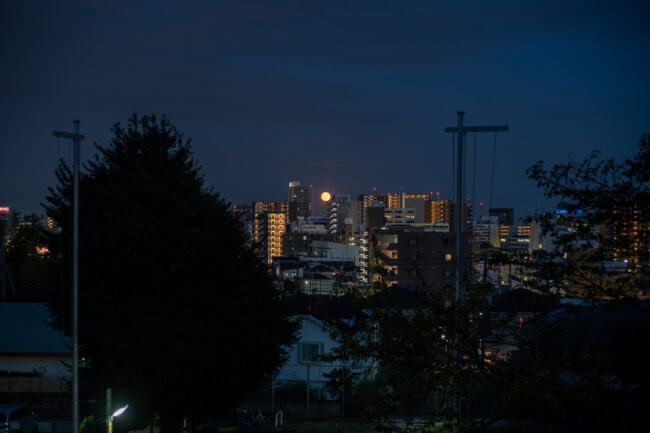 夜景と満月