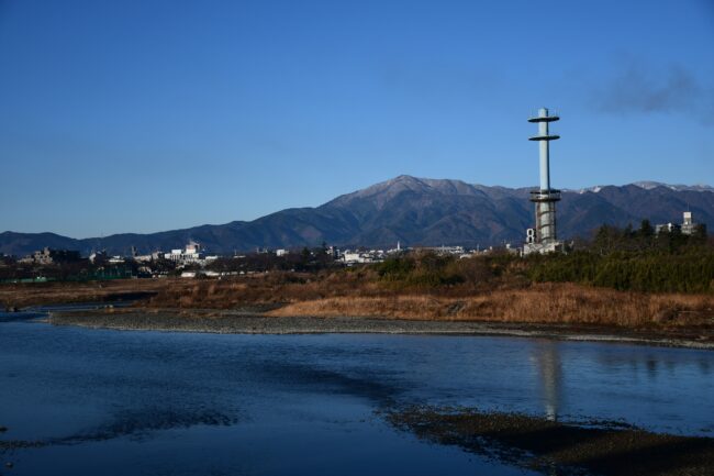 相模川越しのまちなみの写真