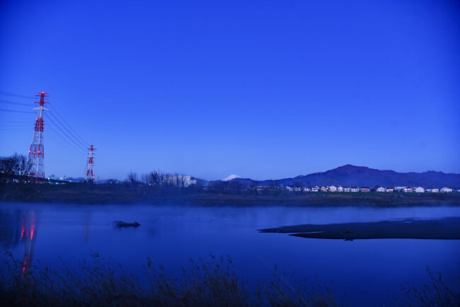 早朝の相模川と大山