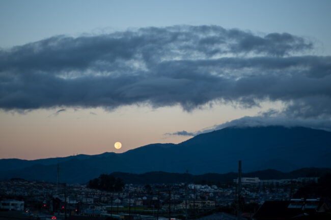 市街地の夜景と満月