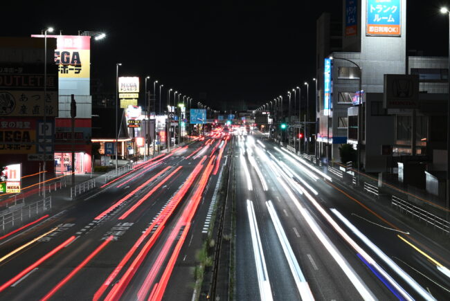 夜の車道