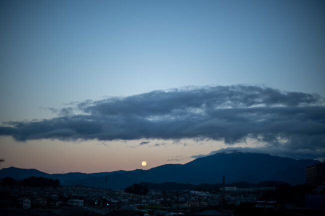 夜景と満月