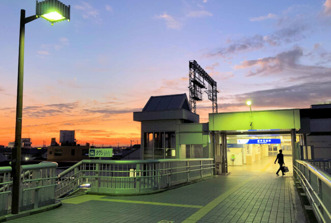 早朝の愛甲石田駅の写真