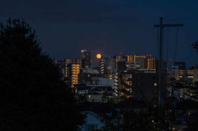 夜景と満月