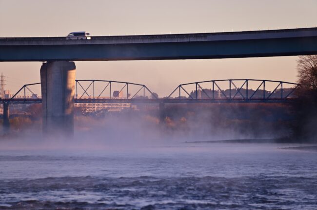 相模川三川合流点の 川霧の写真