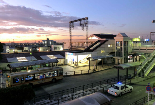早朝の愛甲石田駅の写真