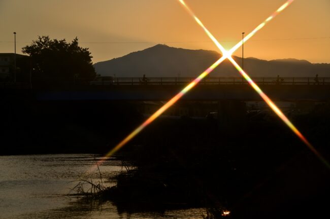 大山と小鮎川の夕景