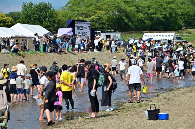 第79回あつぎ鮎まつりのこども鮎つかみどりの写真