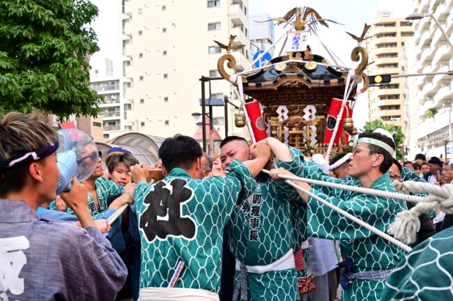 第79回あつぎ鮎まつりのみこしショーの写真