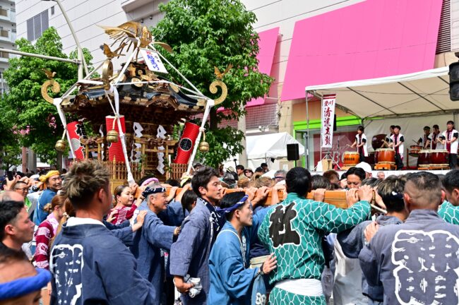 第79回あつぎ鮎まつりのみこしショーの写真
