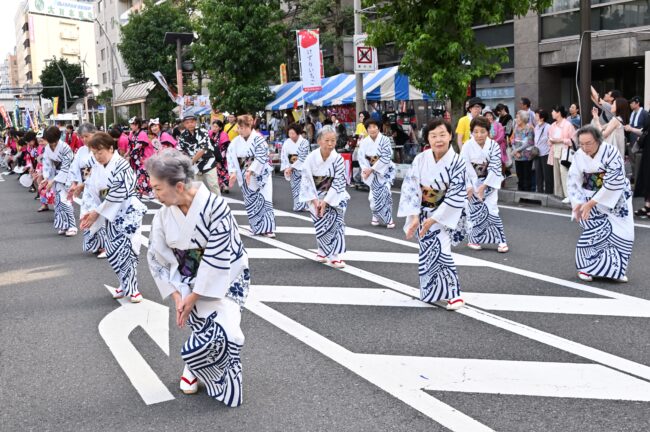 第79回あつぎ鮎まつりの民謡総おどりの写真