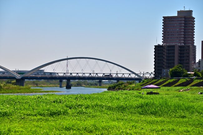 相模川三川合流点とあゆみ橋の写真