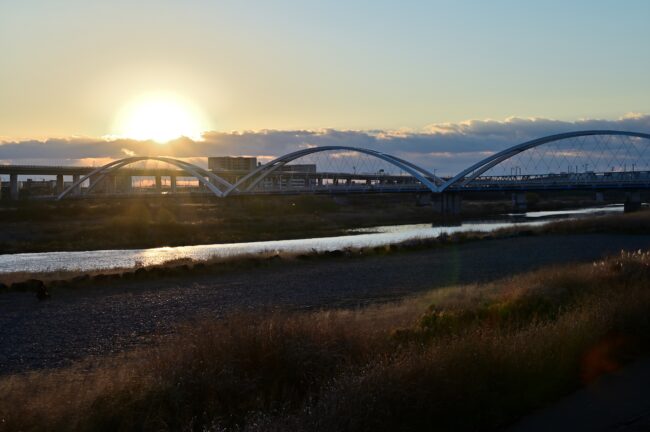 相模川三川合流点からの初日の出の写真