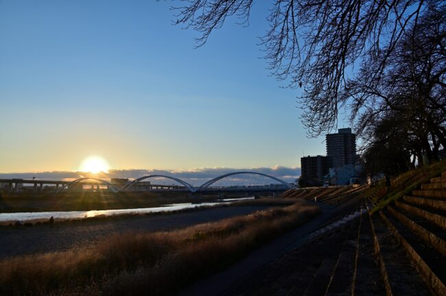 相模川三川合流点からの初日の出の写真