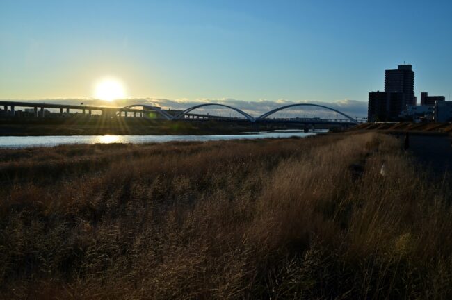 相模川三川合流点からの初日の出の写真